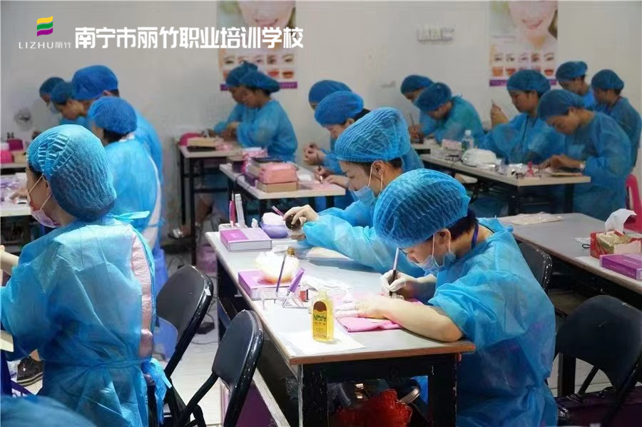 如何選擇紋繡學(xué)校？南寧紋繡學(xué)校教你