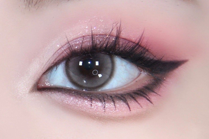 芭比黑粉煙熏眼妝教程，南寧化妝基礎(chǔ)學(xué)校教你