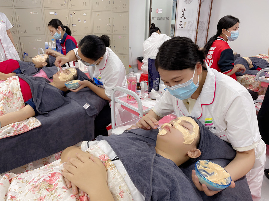 敷軟膜粉的流程，南寧美容皮膚管理培訓(xùn)班