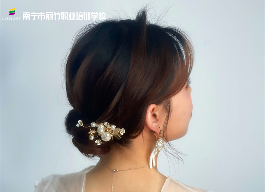 森系簡約編盤發(fā)，南寧化妝發(fā)型培訓作品