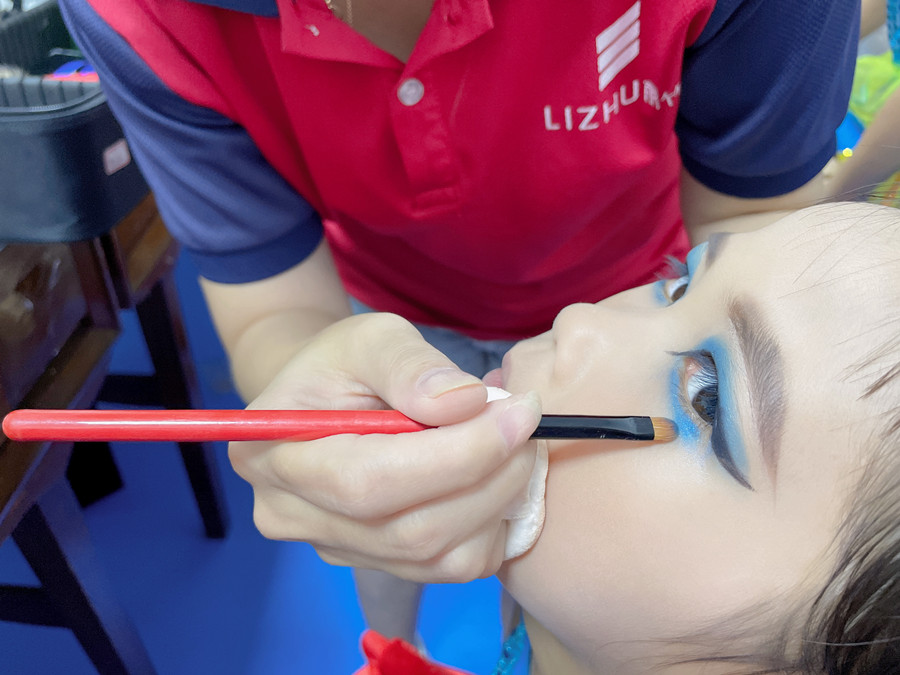 南寧基礎(chǔ)化妝：8種眼影的畫(huà)法（下部分）