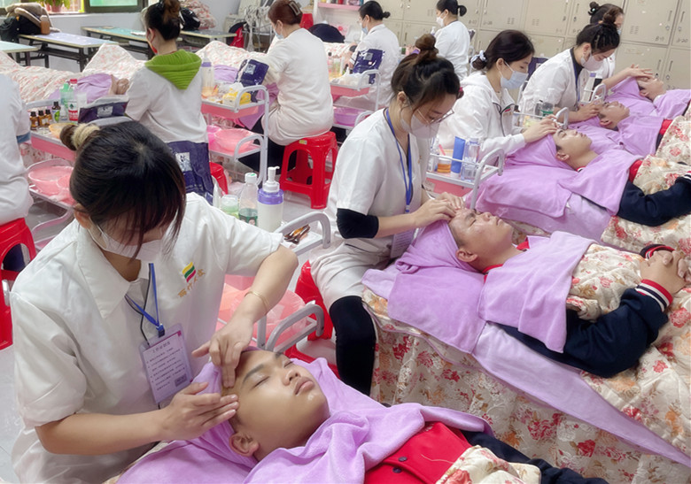 南寧美容師日常：按摩臉部注意事項