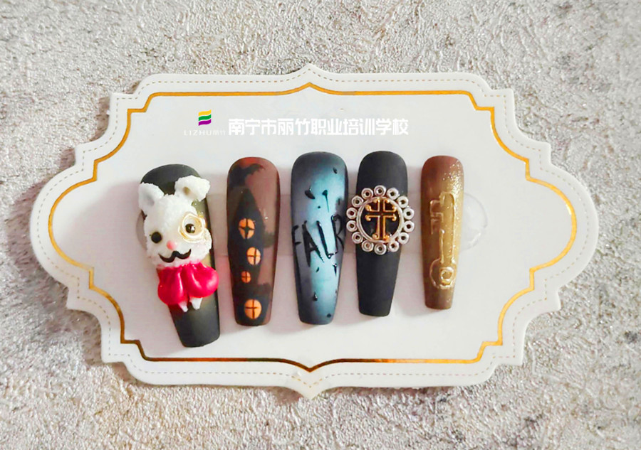 南寧美甲學(xué)校實(shí)訓(xùn)作品：雕花卡通美甲