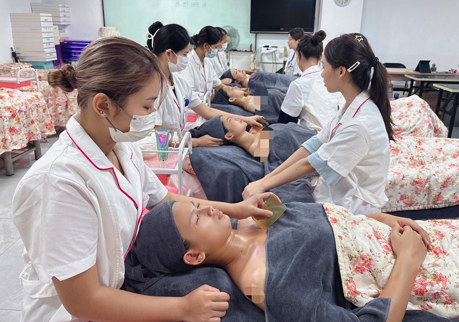 ?廣西美容美體師：肩頸刮痧的好處