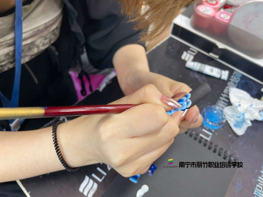 甲油膠調(diào)色技巧，南寧美甲培訓(xùn)