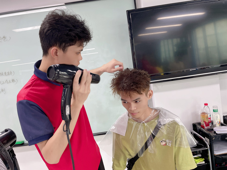 廣西美發(fā)造型師：如何使用吹風機把頭發(fā)吹膨松技巧