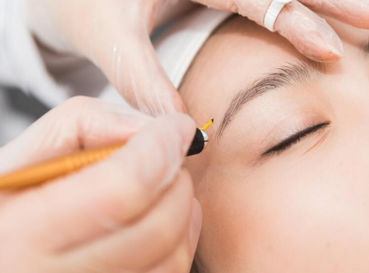 南寧紋繡學(xué)校：在紋眉補(bǔ)色時(shí)，你要注意這些