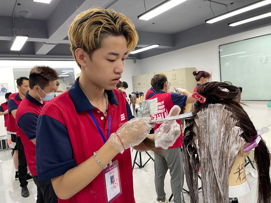 染發(fā)后怎么洗頭？南寧染發(fā)學校告訴你方法