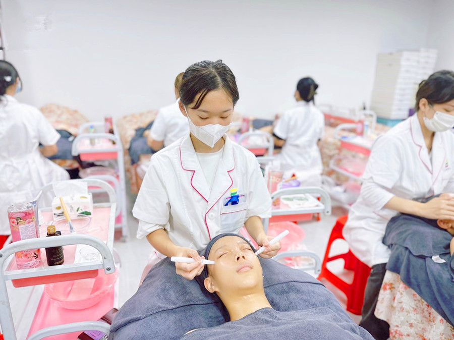 秋季面部撥筋的好處，廣西美容護膚培訓