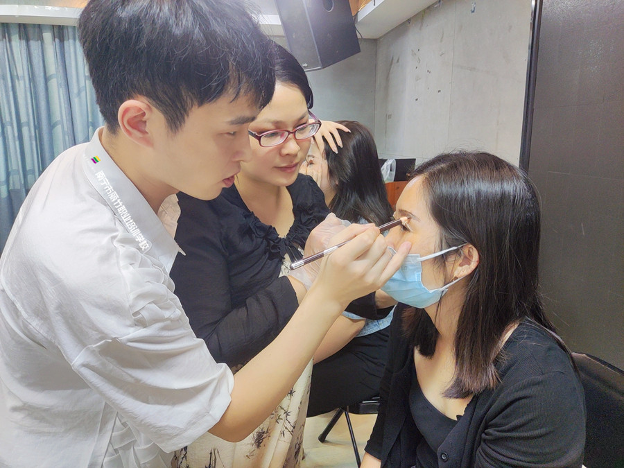 走進南寧眉眼唇實操教學的課堂
