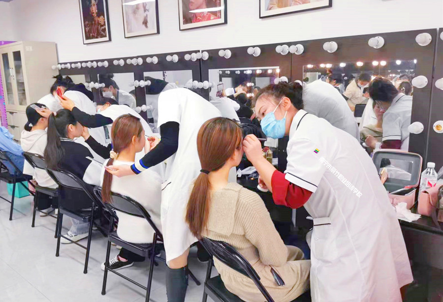 南寧美容師培訓教材：美容師妝容形象標準