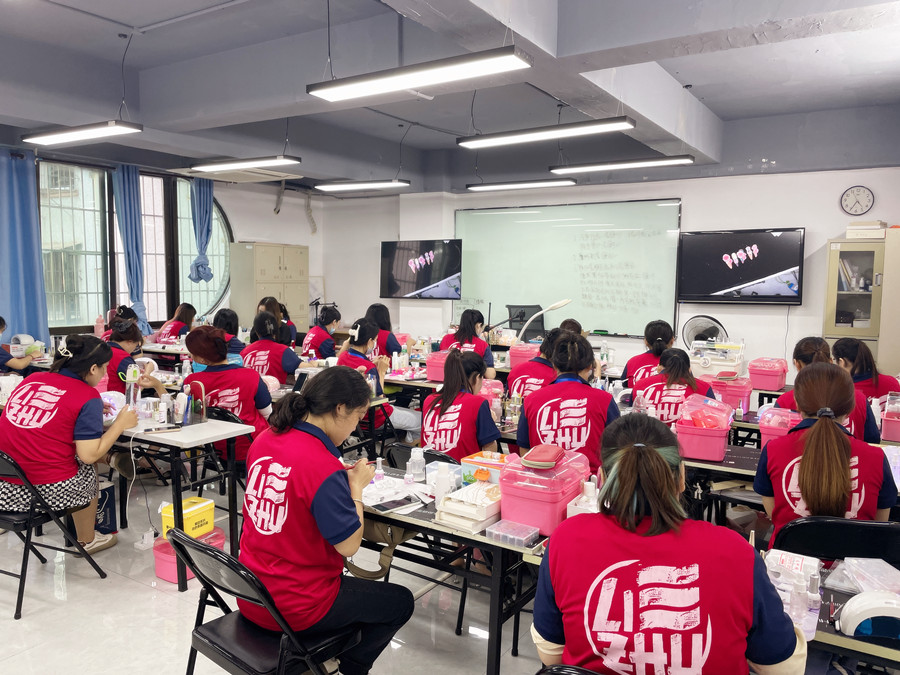 美甲師廣西：果凍膠貼片怎么卸？