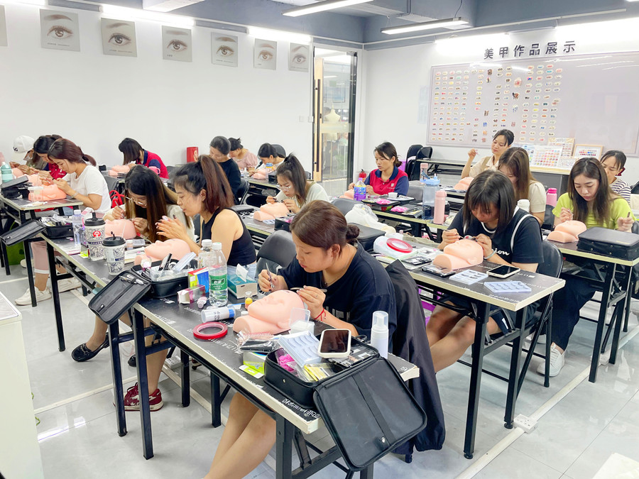 為什么要在假頭模練習(xí)美睫？廣西美睫培訓(xùn)課件解析
