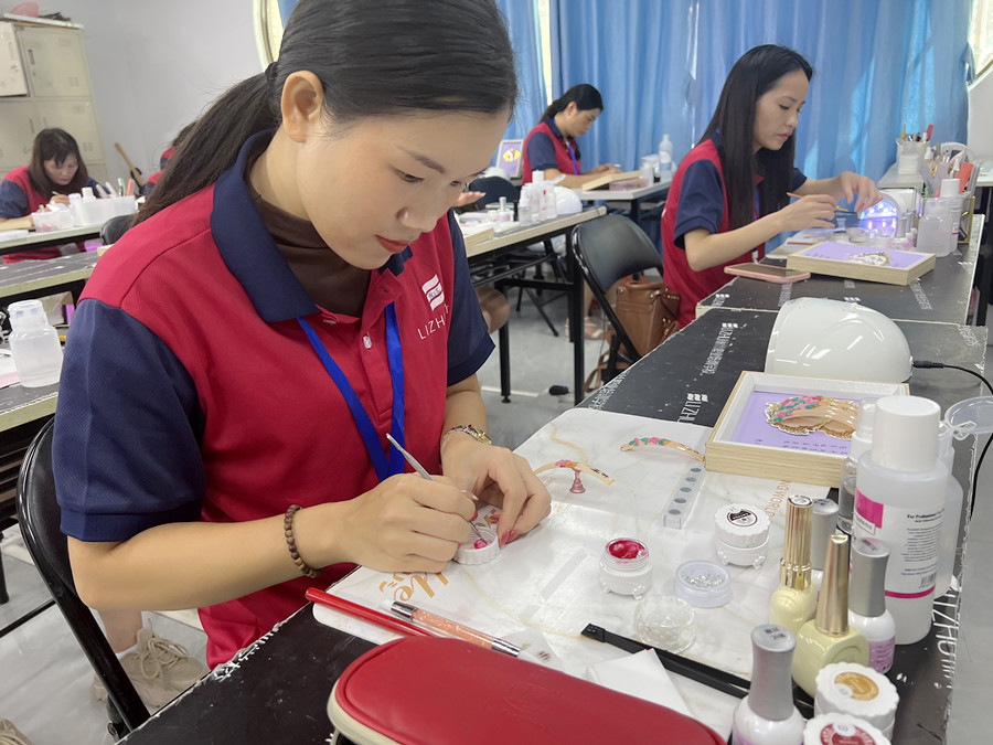 賞析！南寧美甲造型學(xué)校學(xué)員雕花作品