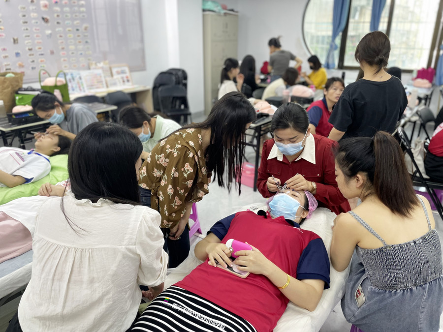 南寧西鄉(xiāng)塘區(qū)美睫美甲培訓(xùn)學(xué)校：美睫真人實操課堂