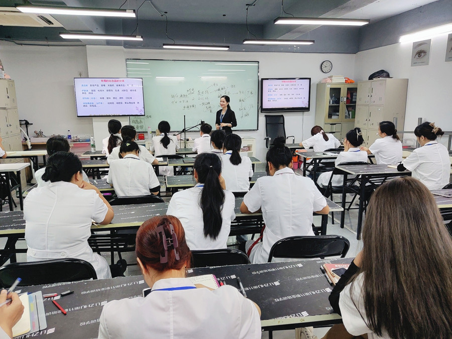 南寧美容化妝培訓(xùn)學(xué)校課程：常見(jiàn)化的化妝品分類