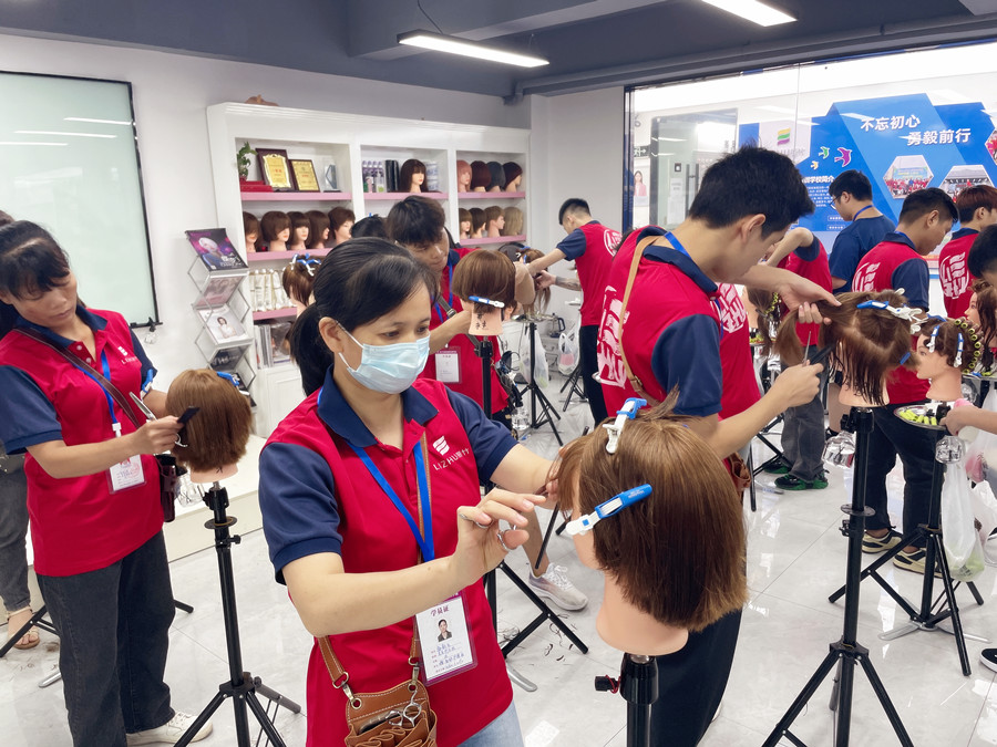 南寧美發(fā)培訓(xùn)到哪里？先看看麗竹美發(fā)基礎(chǔ)如何練習(xí)