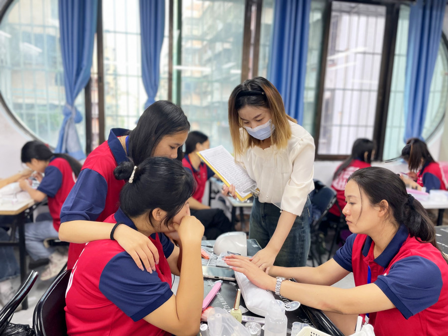 美甲涂指甲油的方法，廣西美甲基礎(chǔ)培訓