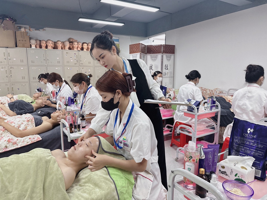 改善面部細紋的手法？南寧皮膚管理培訓(xùn)