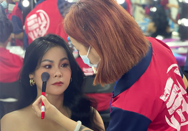 披發(fā)造型新娘，零基礎(chǔ)化妝造型