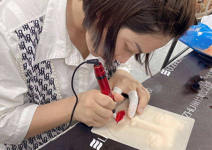 零基礎學紋唇：紋唇快速上色的技巧