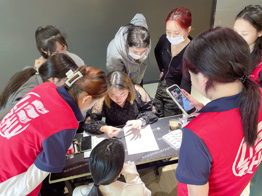 麗竹年終美睫進(jìn)修專場(chǎng)，老師手把手教學(xué)