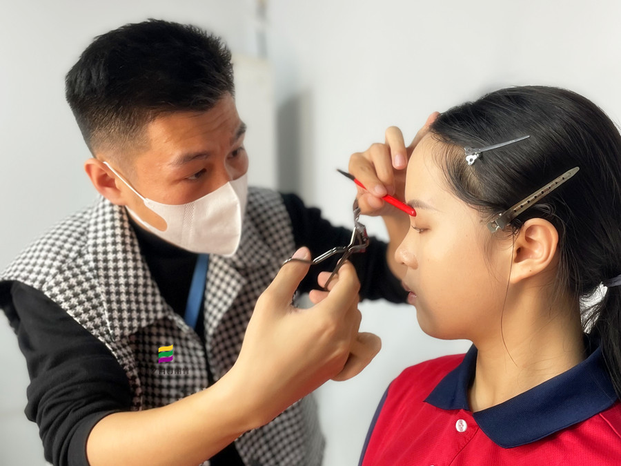 如何用睫毛夾？化妝工具介紹