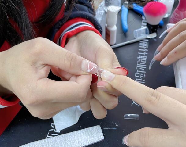 廣西美甲：貼甲片需要照燈嗎？