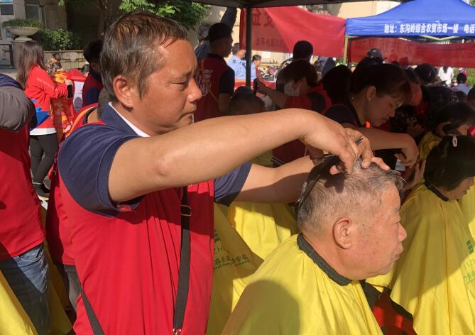 冬日暖陽(yáng)，廣西美發(fā)理發(fā)學(xué)校小區(qū)免費(fèi)理發(fā)