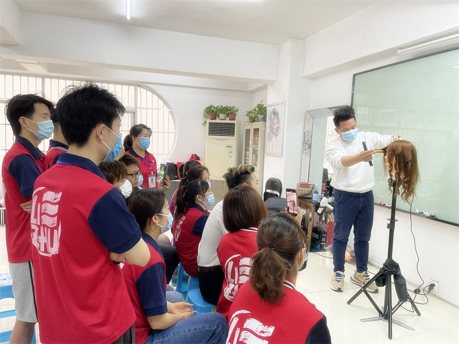 電卷棒怎么用？南寧學美發(fā)工具有哪些？