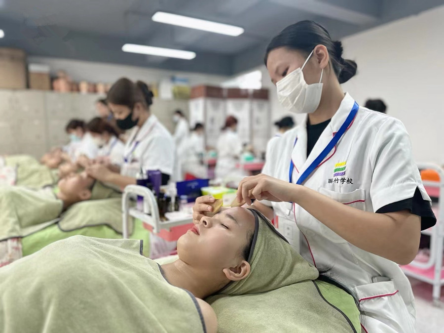 面部刮（sha）痧的教程，?廣西美容皮膚管理學校學習