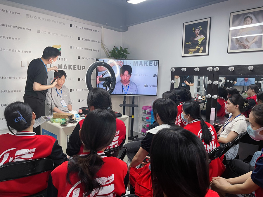 如何給男生化妝？廣西化妝彩妝基礎