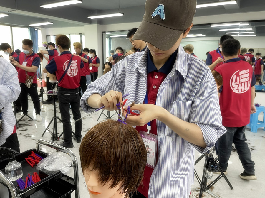 煙花燙這樣護(hù)理才持久，零基礎(chǔ)燙發(fā)教學(xué)