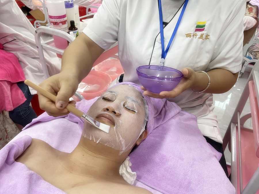 冬季敷面膜技巧，南寧美容護(hù)膚養(yǎng)顏學(xué)校分享