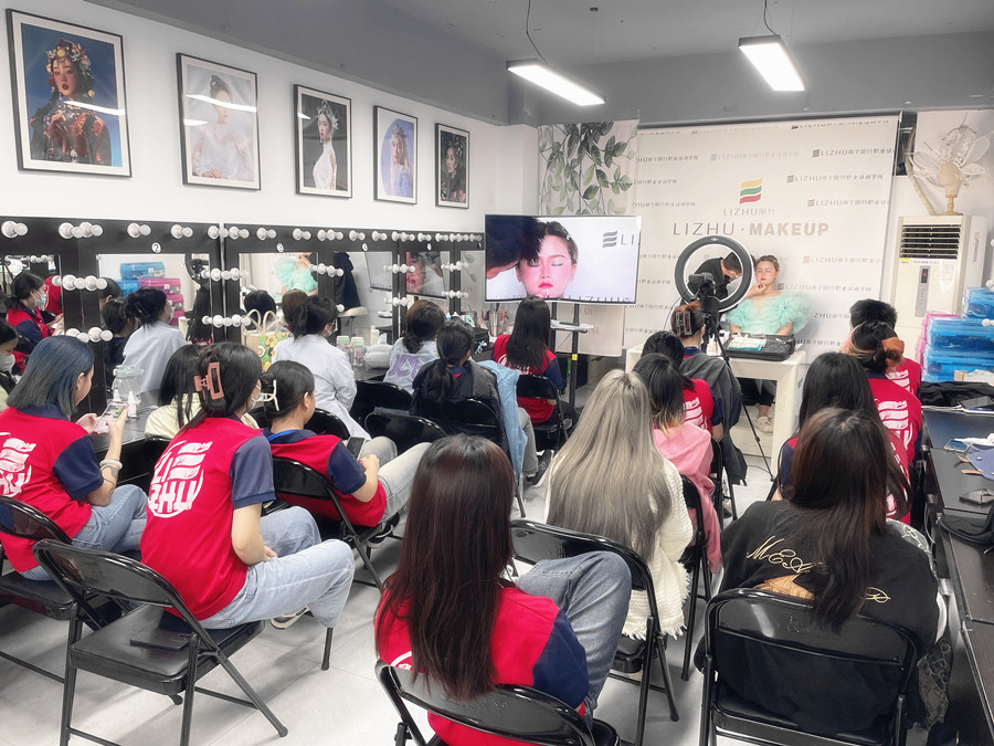 花樣新娘的化妝要點(diǎn)，南寧新娘跟妝培訓(xùn)