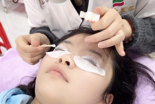 為什么建議你敷眼膜貼？?南寧美容院專業(yè)手法