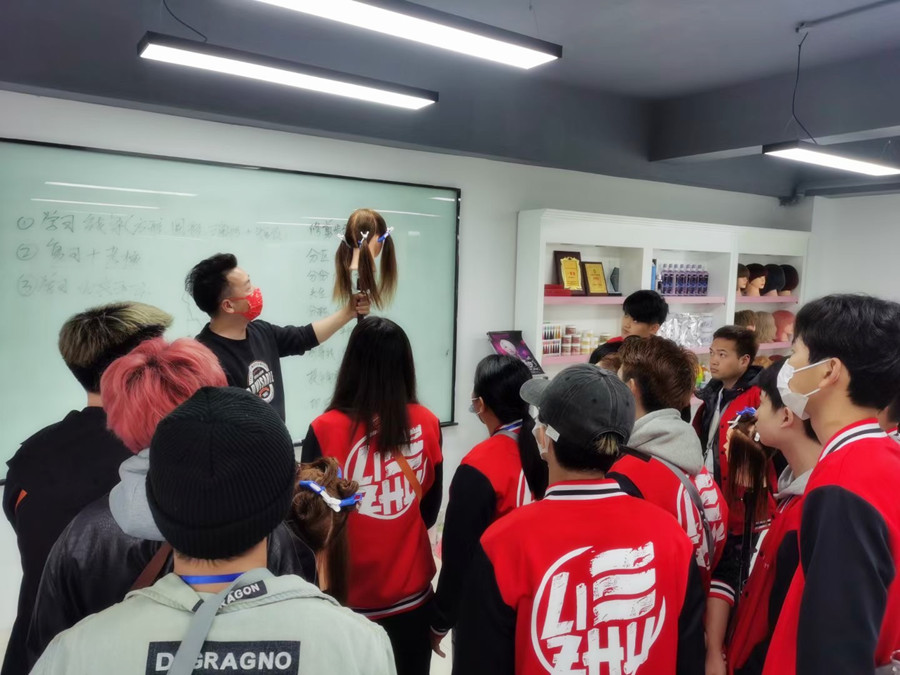 剪女發(fā)的技巧，廣西剪發(fā)理發(fā)學(xué)校課堂