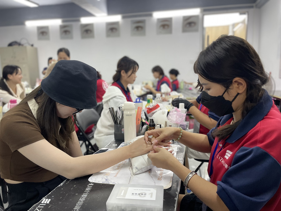 全貼甲片卸甲步驟，廣西美甲學(xué)校在哪里？