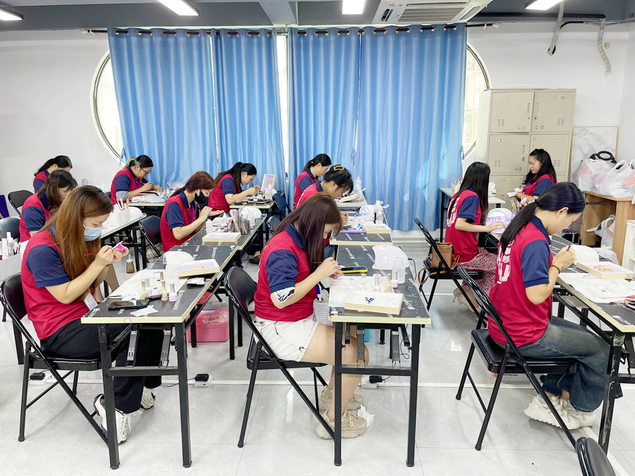 廣西美甲學校推薦：零基礎美甲怎么學？