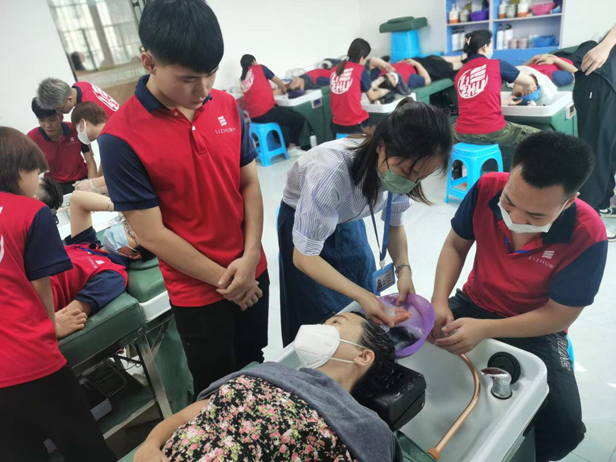 頭發(fā)為什么要進行奶療？南寧學洗頭護發(fā)