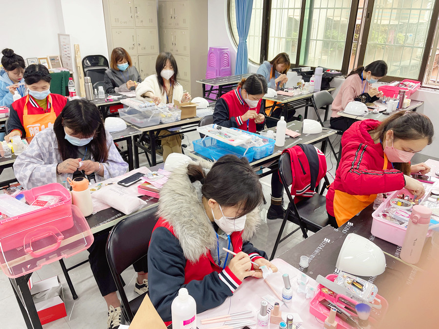 水彩草莓美甲，廣西美甲學(xué)校推薦