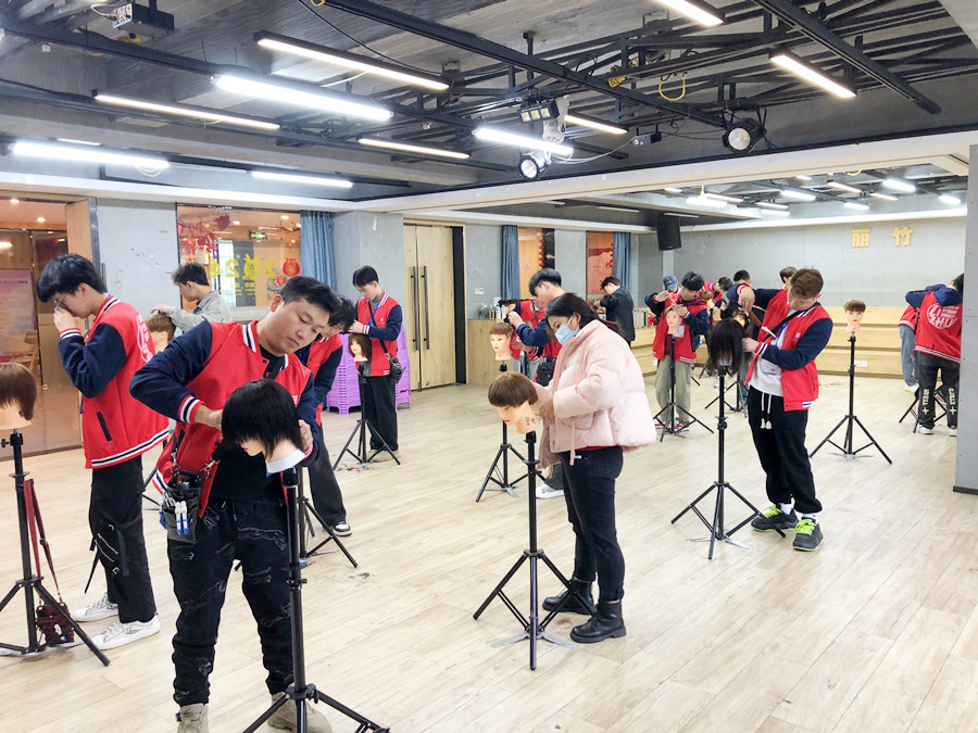 修剪碎發(fā)的技巧，廣西美發(fā)理發(fā)技術學校教學