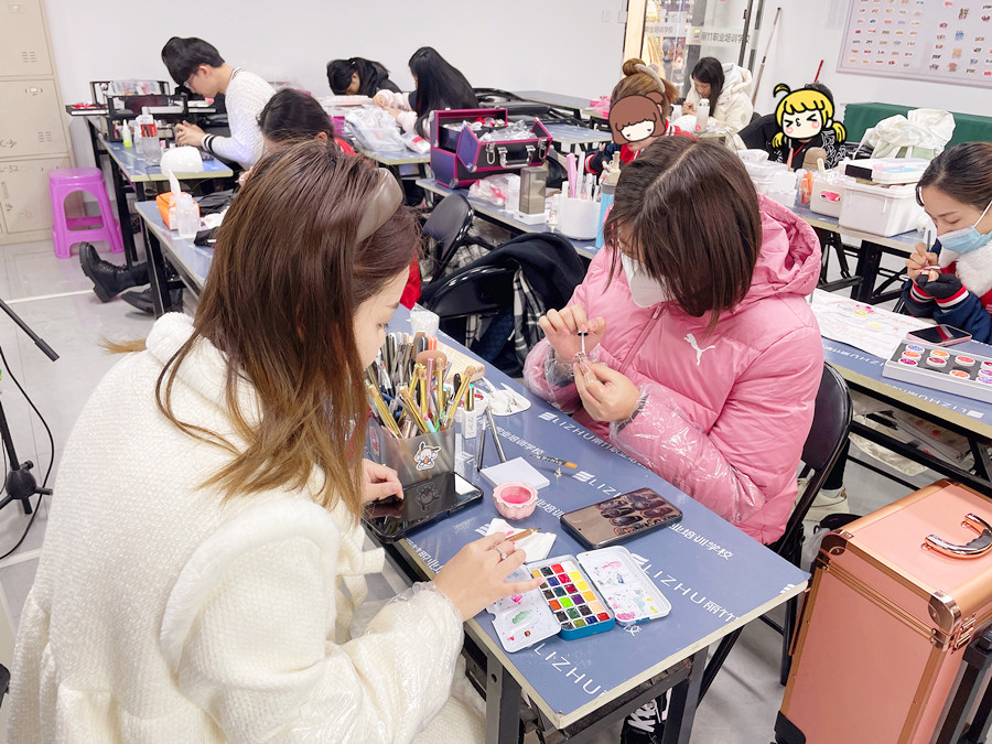 美甲學(xué)色彩重要性，廣西美甲基礎(chǔ)班彩教學(xué)內(nèi)容