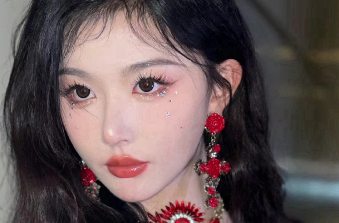 孔雪兒演唱會(huì)碎鉆仿妝，廣西美妝學(xué)習(xí)