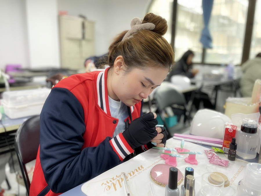 廣西學(xué)美甲護(hù)理：白色美甲變黃怎么辦？