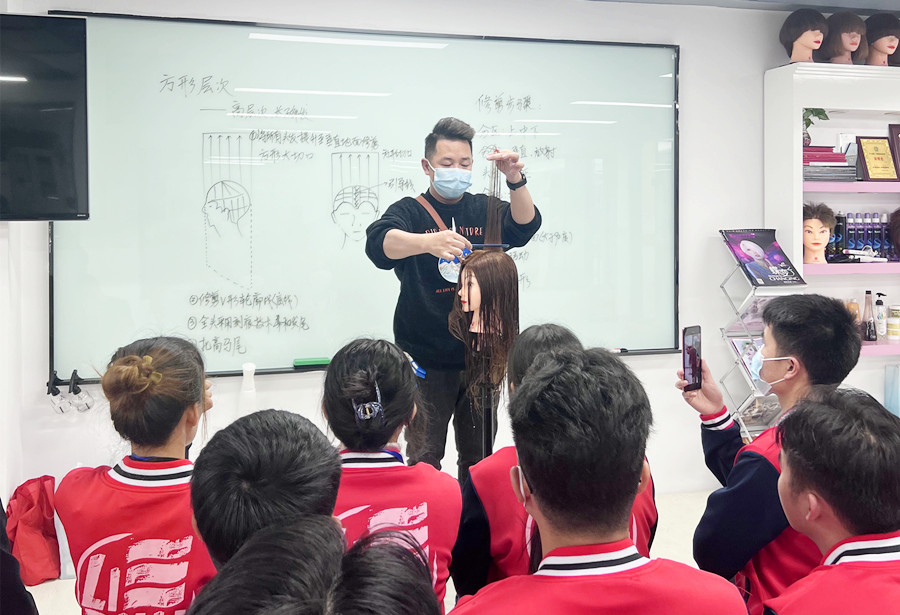 高馬尾的修剪技巧，南寧學(xué)女士剪發(fā)