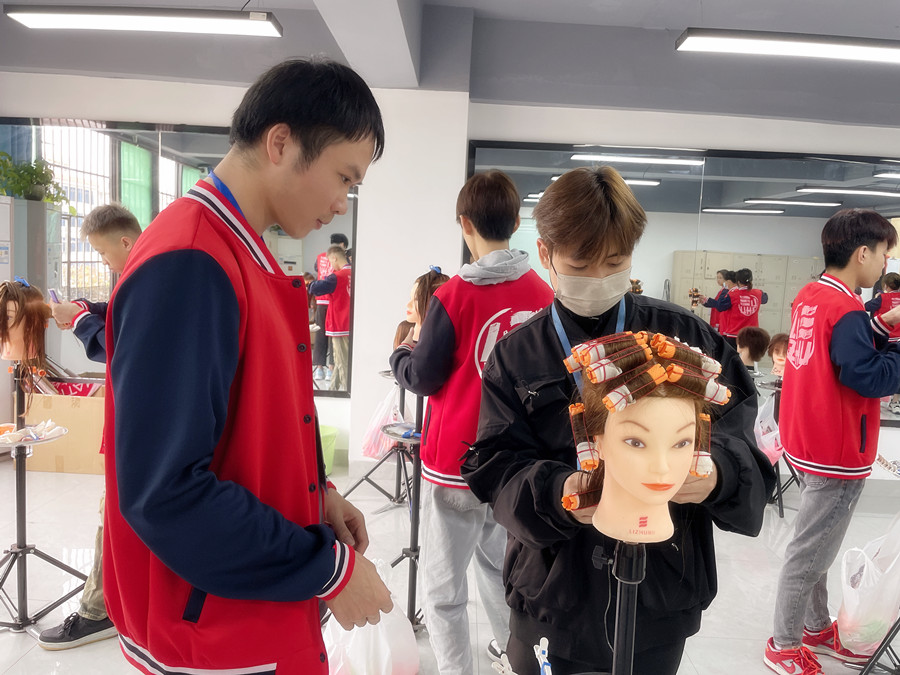 廣西燙染培訓造型：卷發(fā)筒的正確使用方法