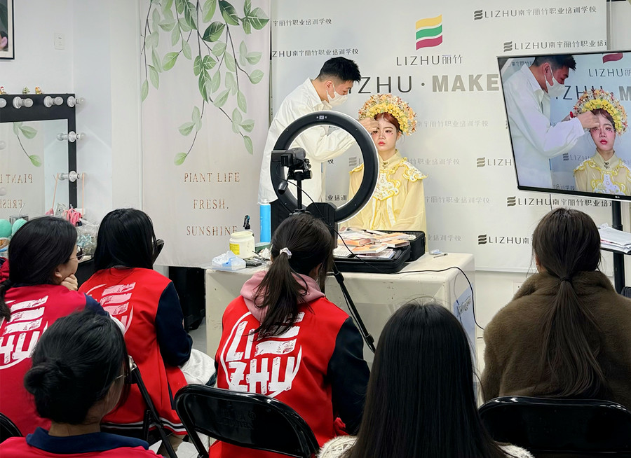 簪花寫真妝容特點，南寧化妝寫真培訓學?？偨Y(jié)