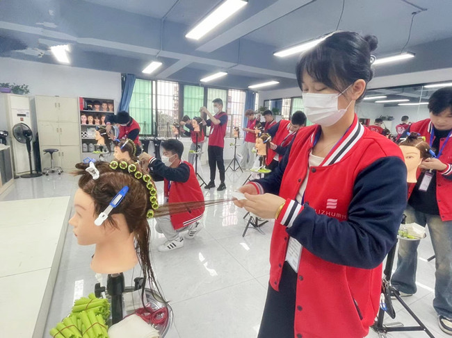 國際標(biāo)準(zhǔn)卷杠考核，南寧燙染剪技術(shù)進(jìn)修班課堂