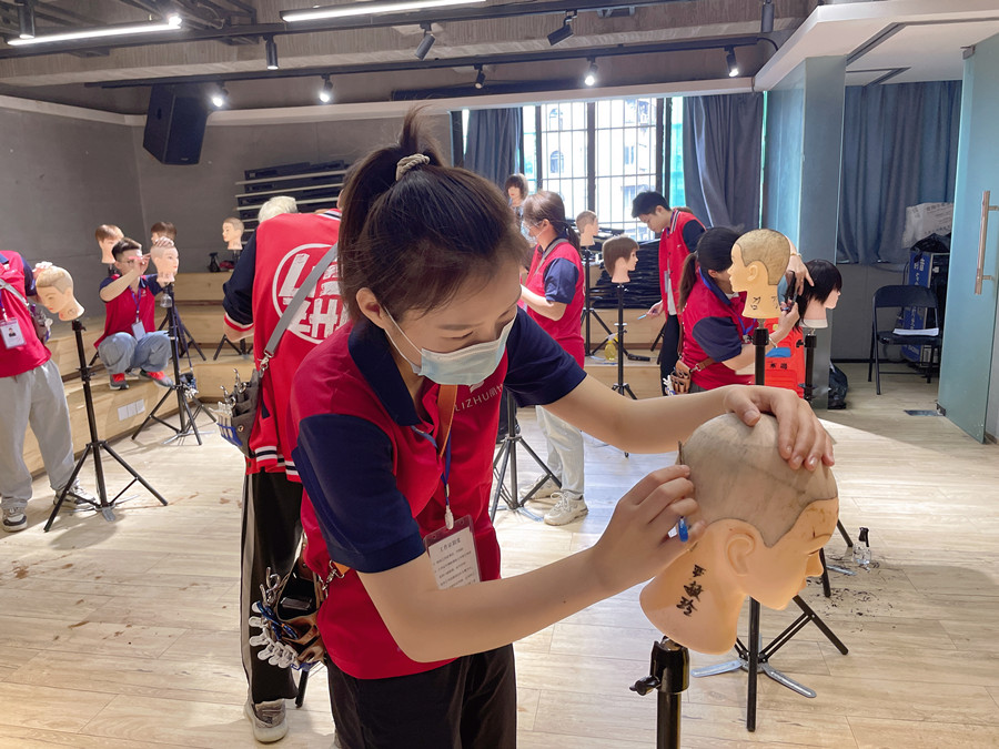 美發(fā)剃刀的使用技巧，廣西美發(fā)理發(fā)職業(yè)學(xué)校告訴你